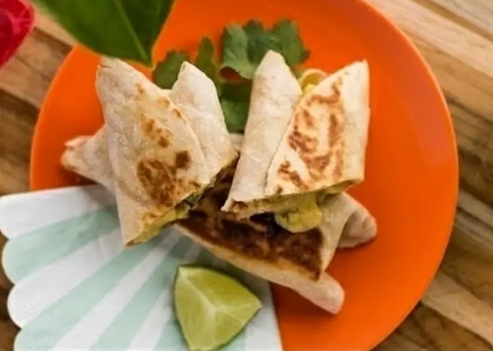 Wrap Integral de Frango com Abacate e Tomate: Uma Delícia Saudável