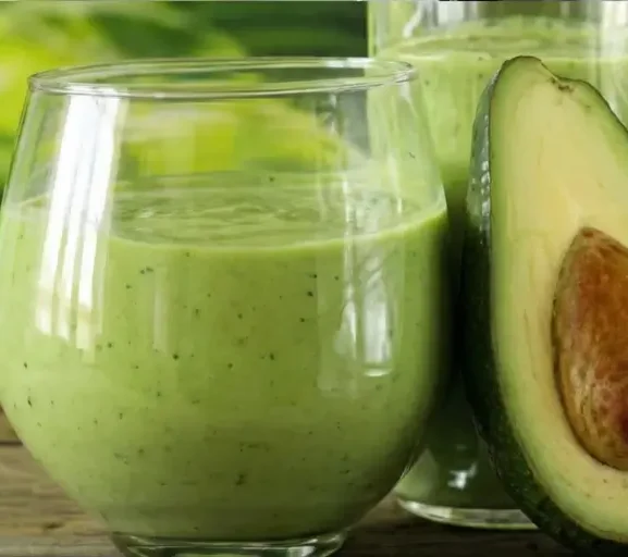 Creme Verde: Smoothie de Abacate, Espinafre e Leite de Amêndoas (Um Boost de Cremosidade e Nutrição!)
