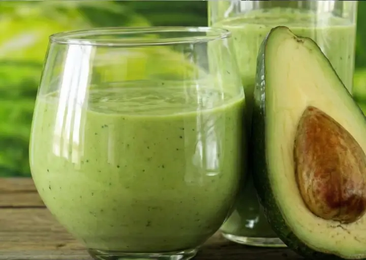 Creme Verde: Smoothie de Abacate, Espinafre e Leite de Amêndoas (Um Boost de Cremosidade e Nutrição!)