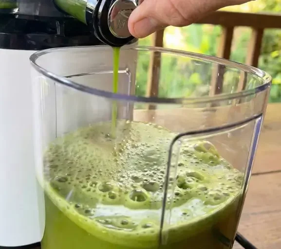 Refrescância Verde: Suco Detox de Espinafre e Abacaxi