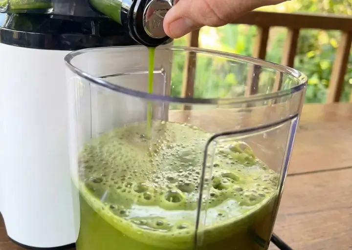 Refrescância Verde: Suco Detox de Espinafre e Abacaxi