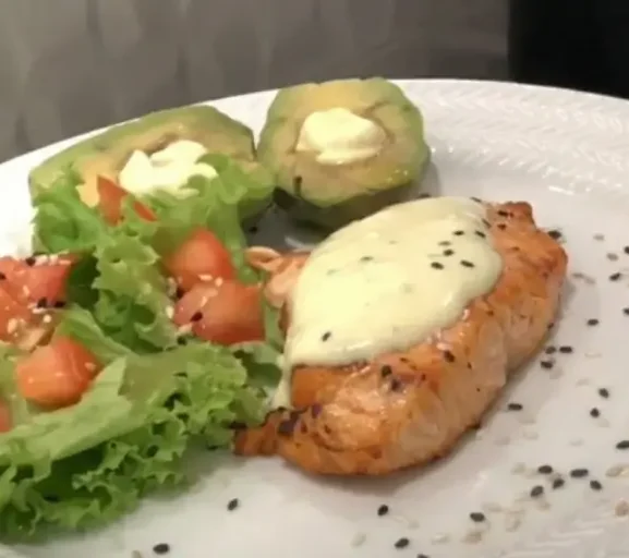 Salmão ao Molho de Iogurte e Ervas com Quinoa: Uma Sinfonia Saborosa e Nutritiva!