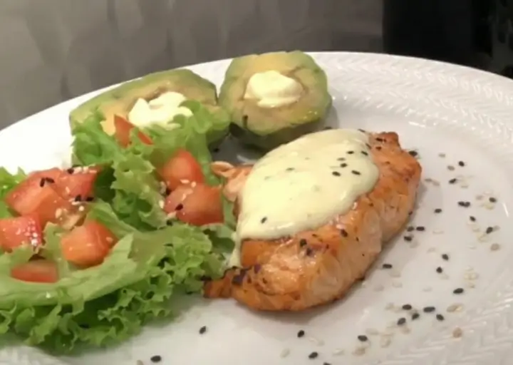 Salmão ao Molho de Iogurte e Ervas com Quinoa: Uma Sinfonia Saborosa e Nutritiva!