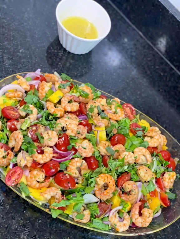 Salada Tropical com Camarão Grelhado e Molho de Manga: Um Sabor Vibrante para o Verão