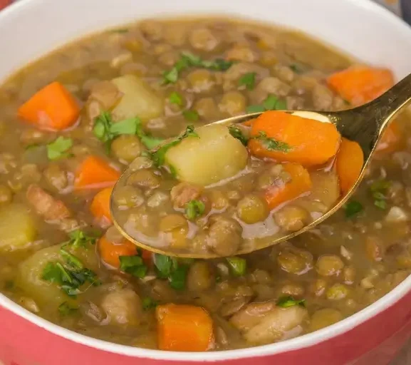 🥣 Sopa Cremosa de Lentilha com Legumes 🥕🍅