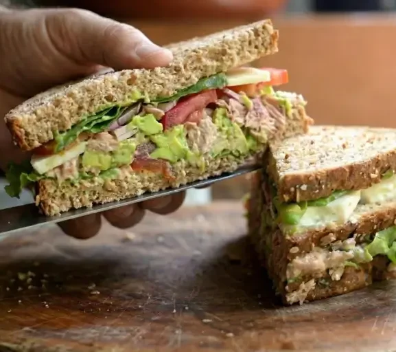 Sanduíche de Atum com Abacate: Um Deleite Cremoso e Nutritivo para Alegrar Seu Dia!