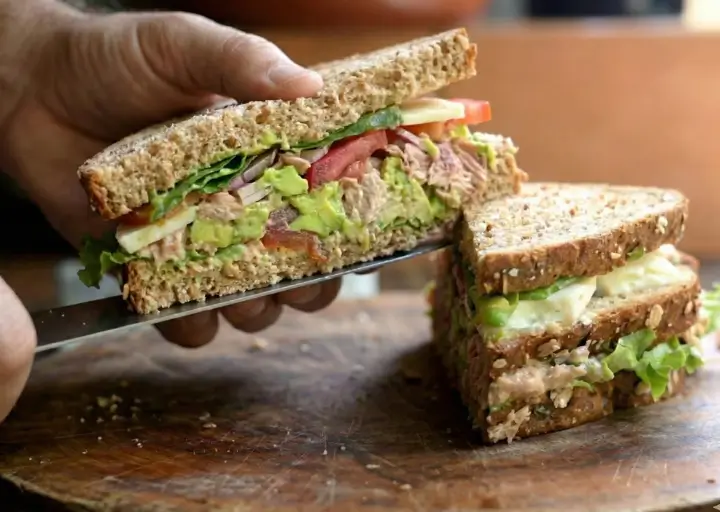 Sanduíche de Atum com Abacate: Um Deleite Cremoso e Nutritivo para Alegrar Seu Dia!