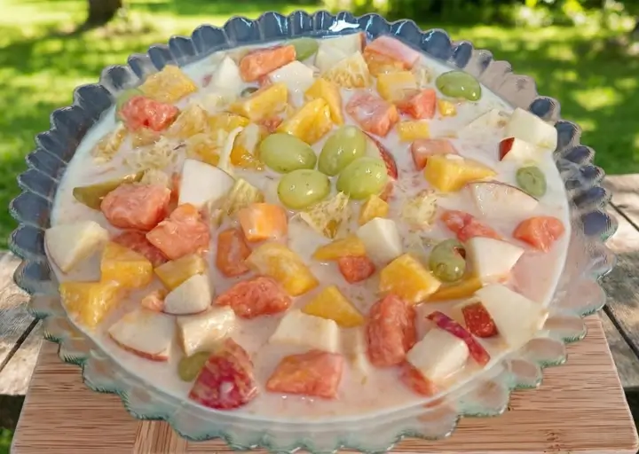 Salada de Frutas com Iogurte Natural: Refrescante e Leve para o Verão!