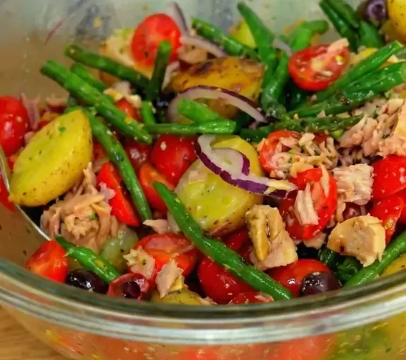 Salada de Atum com Folhas Verdes, Abacate e Tomate: Uma Sinfonia Mediterrânea Fresca e Nutritiva