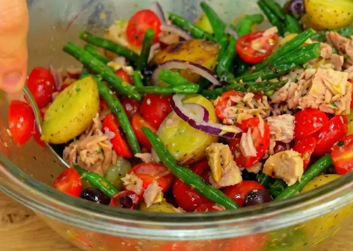 Salada de Atum com Folhas Verdes, Abacate e Tomate: Uma Sinfonia Mediterrânea Fresca e Nutritiva