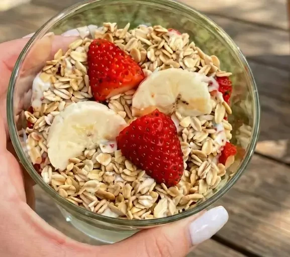 Iogurte Vegetal com Granola e Frutas Vermelhas: Começar o Dia com Alegria!
