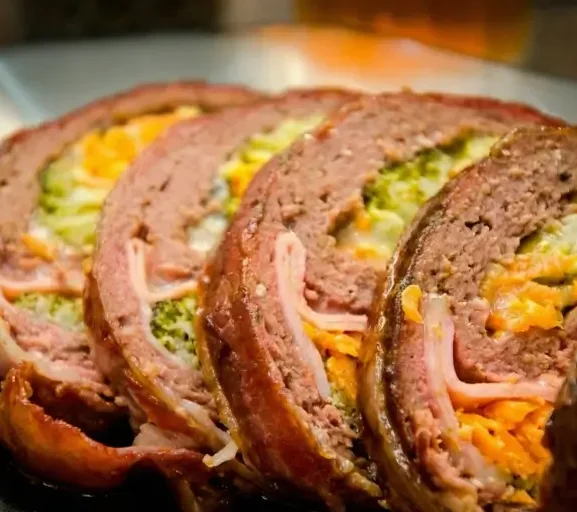 "Carne Moída Recheada com Legumes: Sabor e Nutrição para o Seu Almoço"