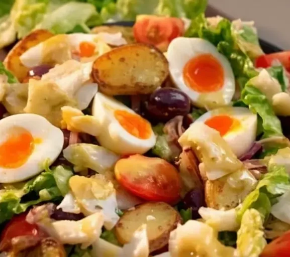 Salada Niçoise com Legumes Grelhados e Ovo Poché: Elegância Francesa em um Prato!