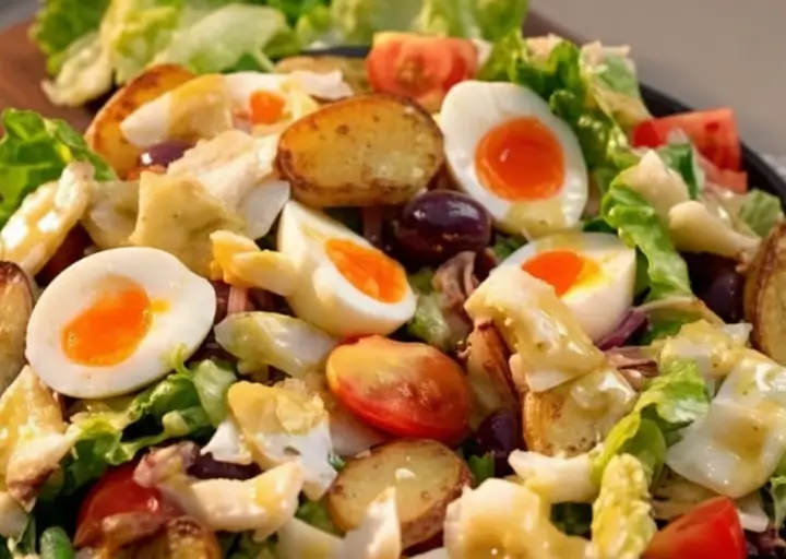 Salada Niçoise com Legumes Grelhados e Ovo Poché: Elegância Francesa em um Prato!