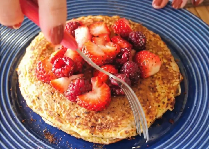 Panquecas de Banana com Aveia e Frutas Vermelhas: Uma Sinfonia de Sabores para o Seu Desjejum!
