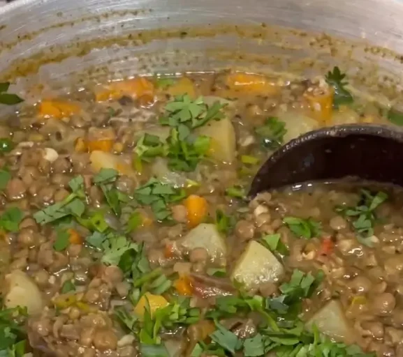 Sopa de Lentilha com Legumes: Um Abraço Nutritivo para Almas e Corpos