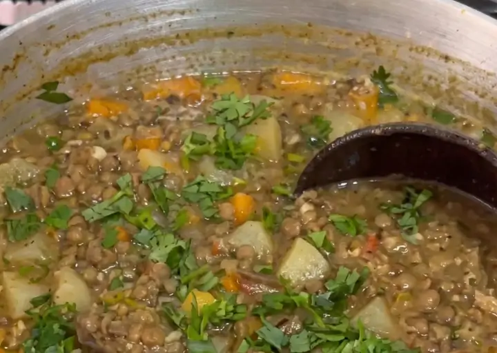 Sopa de Lentilha com Legumes: Um Abraço Nutritivo para Almas e Corpos