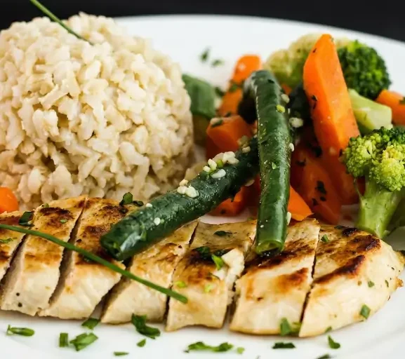 Frango Picante com Arroz Integral e Legumes Assados: Uma Explosão de Sabores para um Dia Mais Saudável e Delicioso!