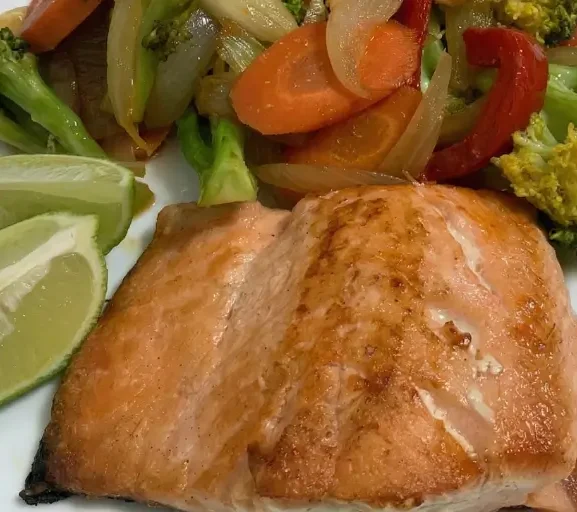 Salmão Assado com Legumes Grelhados: Uma Sinfonia de Sabores mediterrâneos