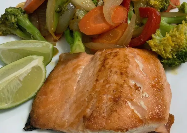 Salmão Assado com Legumes Grelhados: Uma Sinfonia de Sabores mediterrâneos