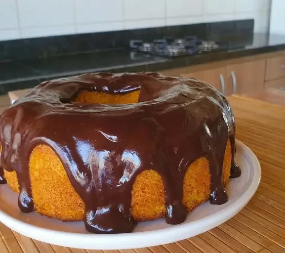 Bolo de Cenoura Fit com Cobertura de Cacau: Sabor e Saúde em Cada Fatia