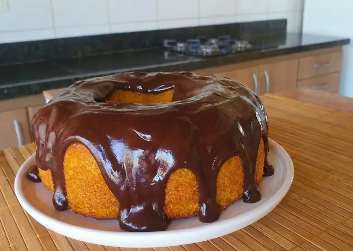 Bolo de Cenoura Fit com Cobertura de Cacau: Sabor e Saúde em Cada Fatia