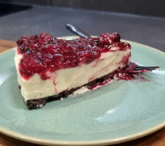 Cheesecake Fit de Frutas Vermelhas: uma sobremesa saudável, leve e deliciosa, perfeita para quem busca sabor sem sair da dieta. Experimente e surpreenda-se!
