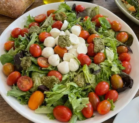 Salada Caprese com Torradas