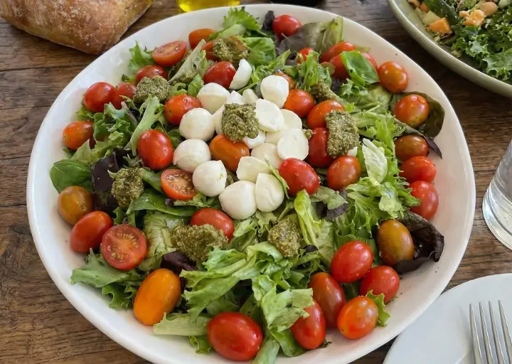 Salada Caprese com Torradas