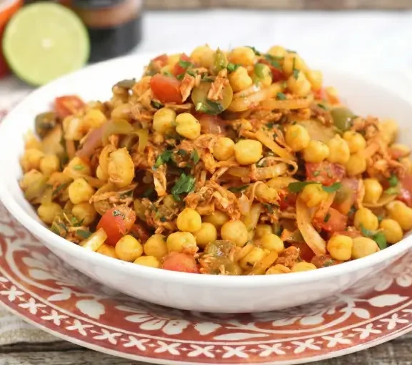 Salada de Grão-de-Bico com Frango Desfiado