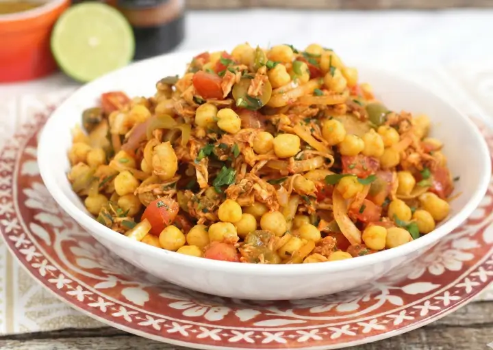 Salada de Grão-de-Bico com Frango Desfiado