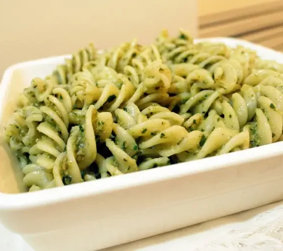 Fusilli com Pesto de Rúcula e Nozes