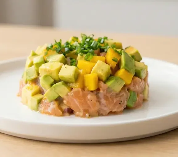 Tartar de Abacate com Salmão Defumado e Crocante de Quinoa