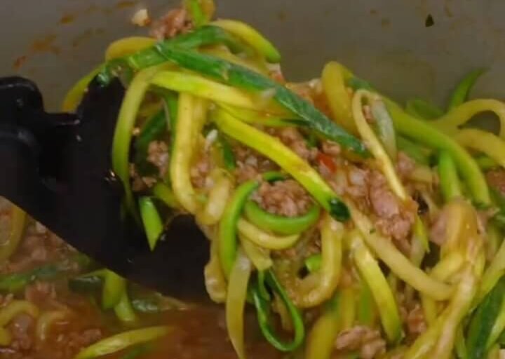 Macarrão de Abobrinha com Carne ao Molho – Leve, Saboroso e Nutritivo