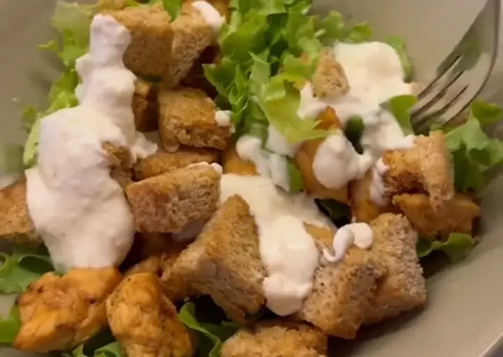 🍽️ Salada com Frango, Croûtons e Molho Cremoso de Iogurte