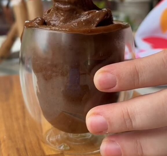 Sorvete de Chocolate com 2 Ingredientes (Fácil e Saudável!