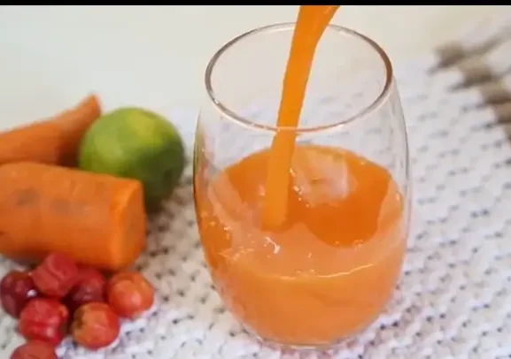 Suco de Cenoura com Gengibre e Limão 🍹🥕 – Receita Refrescante e Rica em Vitamina C para Aumentar a Imunidade!