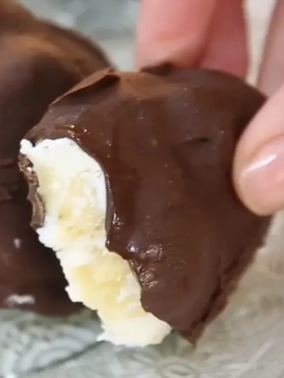 Sobremesa Fit Fácil com Iogurte e Chocolate! 🍫🍌❄️ (Bombom gelado)