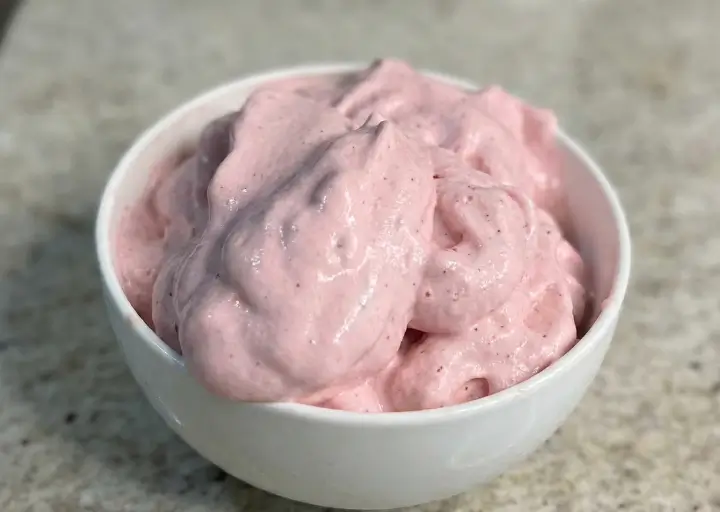 🍦🍓 Sorvete de Morango Proteico Fit — cremoso, gelado e sem frescura