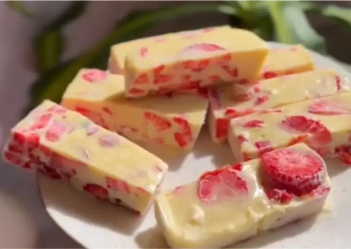 🍓🥛 Barra Proteica de Ninho com Morango (3 Ingredientes)