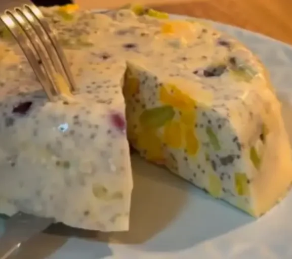 PUDIM FIT DE IOGURTE COM FRUTAS