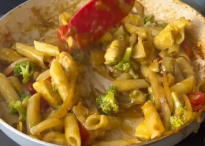 🍝💚 Macarrão Proteico com Frango e Legumes (Almoço Fit)