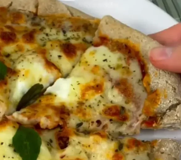 Pizza fit de frango na air fryer com massa de aveia