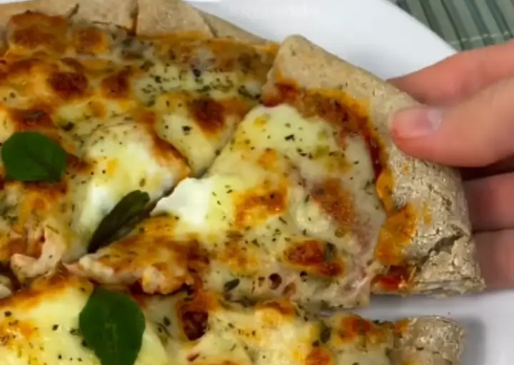 Pizza fit de frango na air fryer com massa de aveia