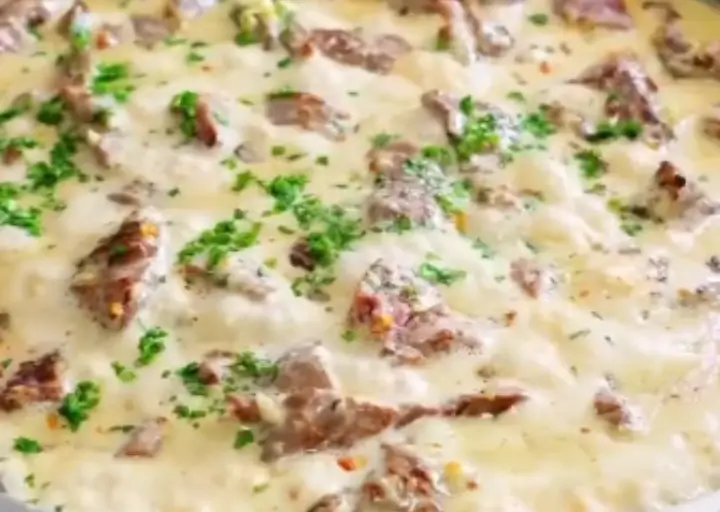 🧀 tiras de carne ao molho de queijos cremoso