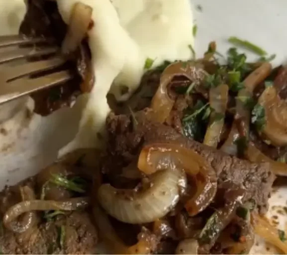 🥩 fígado acebolado com purê de batata nutritivo