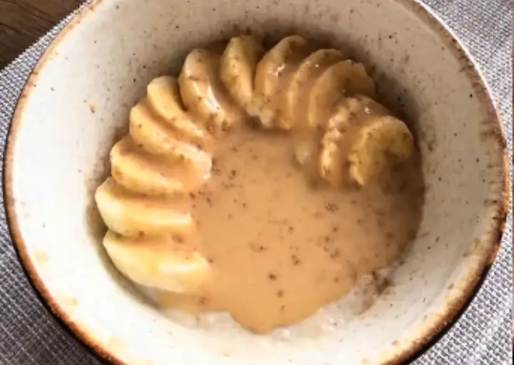 🥣🍌 Mingau Proteico de Aveia com Calda de Doce de Leite Fit