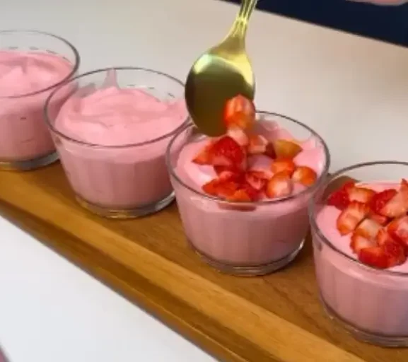 🍓🍨 Mousse Fit de Morango Proteico (menos de 50 kcal por porção!)