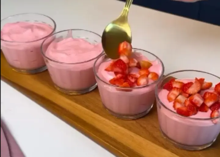 🍓🍨 Mousse Fit de Morango Proteico (menos de 50 kcal por porção!)