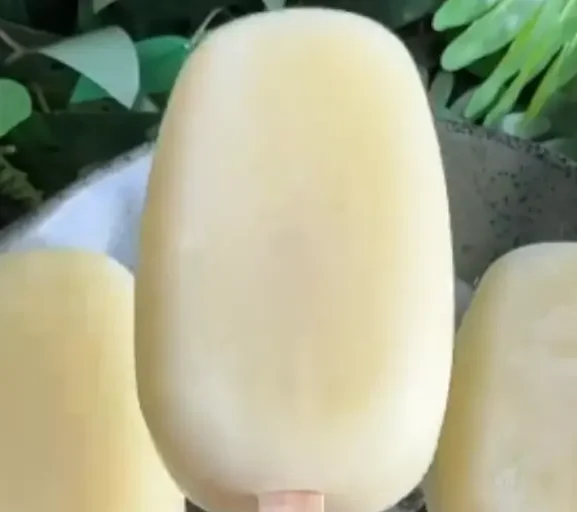 🍍🥥 Picolé Piña Colada Fit — Apenas 2 Ingredientes